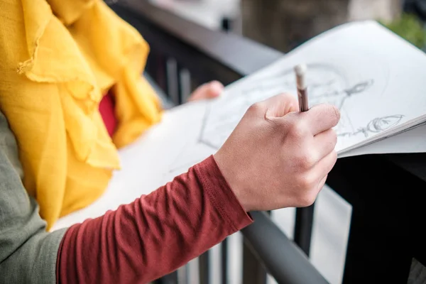 Feche Mão Mulher Que Faz Desenho Caderno Esboços Conceito Hobby — Fotografia de Stock