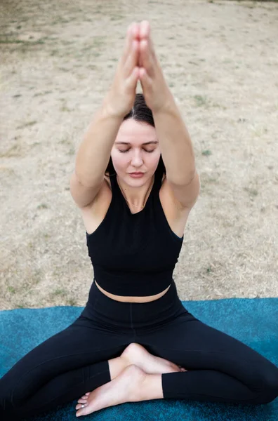 Mujer Joven Caucásica Espiritual Está Haciendo Yoga Una Estera Con — Foto de Stock