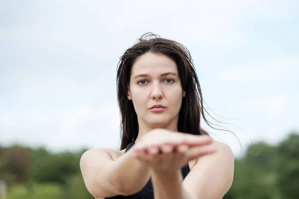 Ung Kaukasisk Kvinna Stretchar Innan Hon Gör Yoga Hon Tittar — Stockfoto