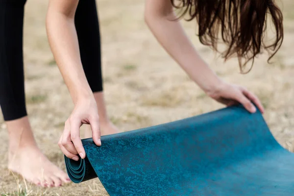 Primer Plano Joven Mujer Preparando Esterilla Yoga Para Ejercicio Podemos — Foto de Stock