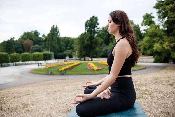 Mujer Caucásica Joven Está Haciendo Yoga Hermoso Parque Londres Ella — Foto de Stock