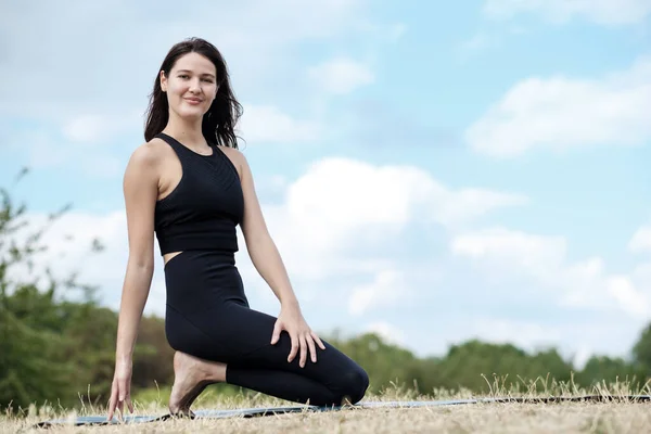 Una Joven Sonriente Está Haciendo Yoga Parque Mirando Cámara Ella — Foto de Stock