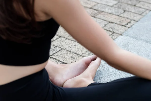 Atrás Primer Plano Pies Brazos Mujer Caucásica Haciendo Yoga Suelo — Foto de Stock