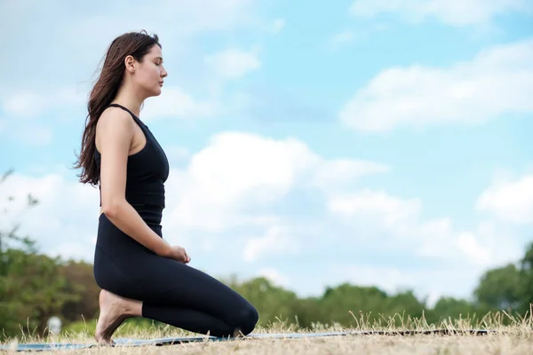 Retrato Una Joven Caucásica Haciendo Yoga Relajación Parque Londinense Concepto — Foto de Stock