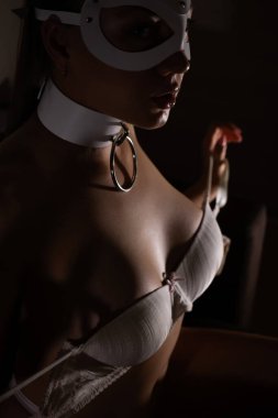 Güzel seksi iç çamaşırı modeli bdsm kedi stil maskesi.