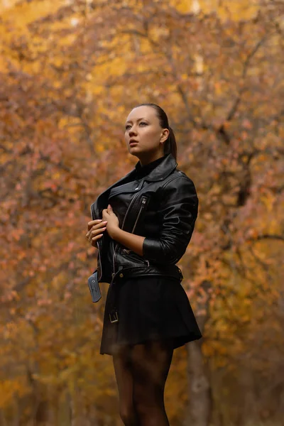 Saisonale Herbstmode Moderne Junge Frau Modisch Warmer Kleidung Posiert Herbstpark — Stockfoto