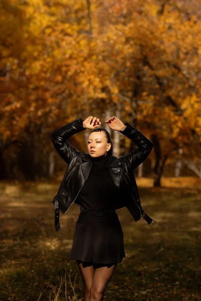 Сезонная Осень Современная Молодая Женщина Модной Теплой Одежде Позирует Осеннем — стоковое фото