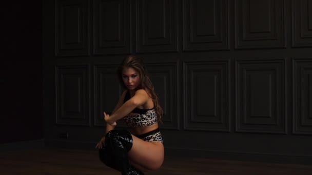 Соблазнительная женщина танцует в темной студии — стоковое видео