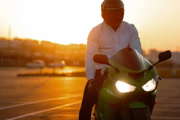 Unrecognizable Stylish Male Motorcyclist Helmet Sitting Parked Motorbike City Background — Stock Photo, Image