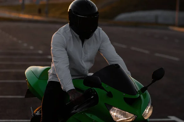 Motocycliste Masculin Élégant Méconnaissable Dans Casque Assis Sur Une Moto — Photo