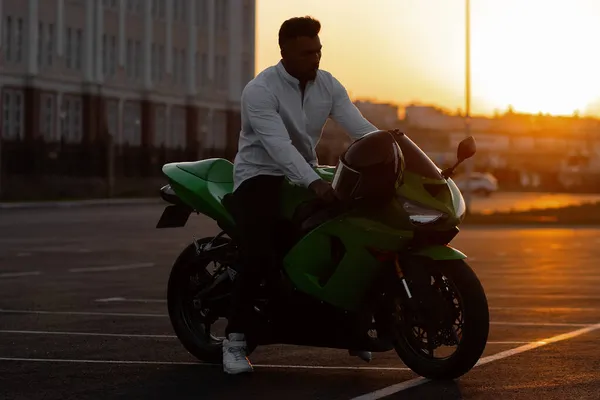 Вид Сбоку Красивого Мотоциклиста Мужчину Сидящего Современном Крутом Мотоцикле Припаркованном — стоковое фото