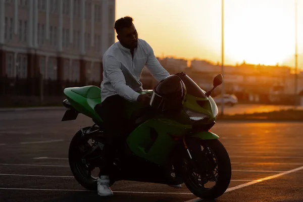 Вид Сбоку Красивого Мотоциклиста Мужчину Сидящего Современном Крутом Мотоцикле Припаркованном — стоковое фото