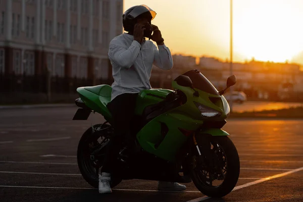 Nicht Wiederzuerkennen Stilvolle Männliche Motorradfahrer Mit Helm Sitzt Auf Geparkten — Stockfoto