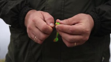 Gün ağarırken gölde balık tutan tanınmamış bir adam.