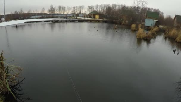 Omul de nerecunoscut pescuind în lac în zori — Videoclip de stoc