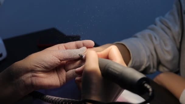 Anónimo esteticista haciendo manicura a cliente femenino — Vídeo de stock