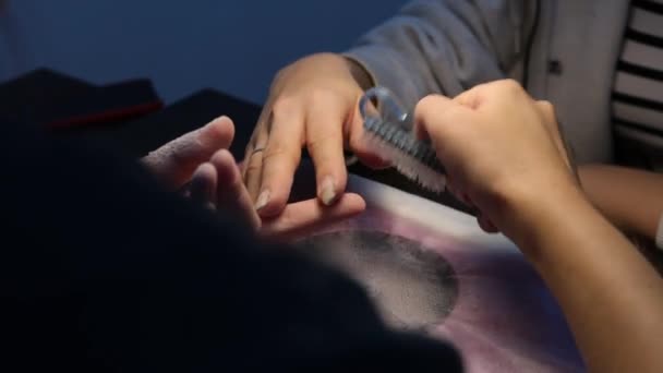 Анонимный косметолог делает маникюр клиентке — стоковое видео