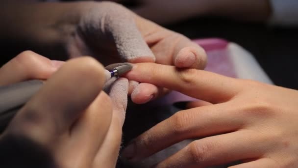 Anonymní kosmetička dělá manikúru ženské klientce — Stock video