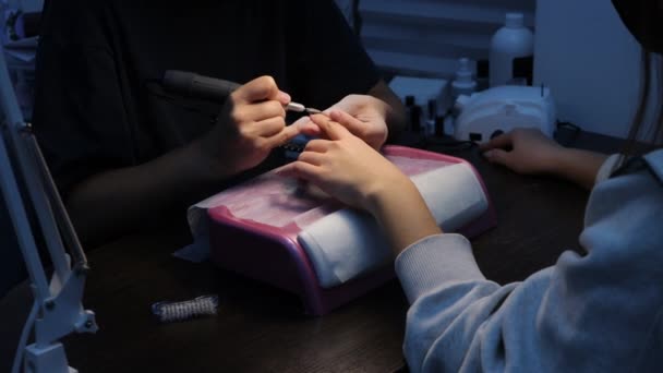 Esteticista anônimo fazendo manicure para cliente feminino — Vídeo de Stock