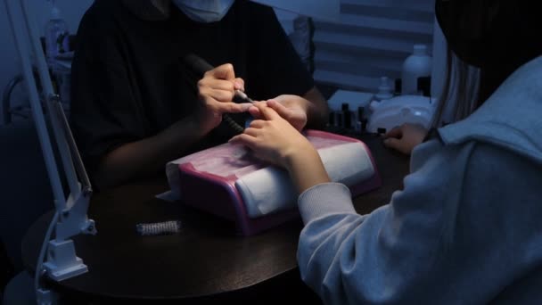 Anónimo esteticista haciendo manicura a cliente femenino — Vídeos de Stock