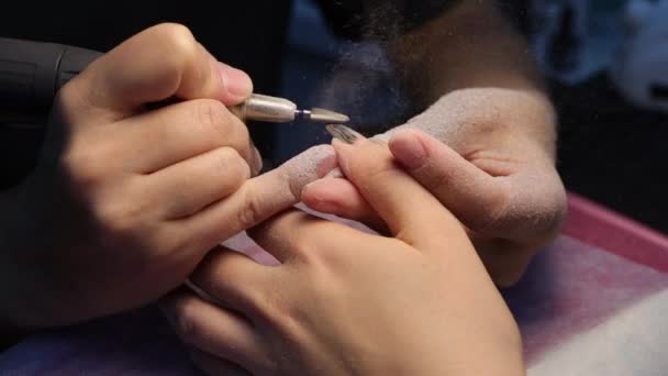 Anonimowy kosmetyczka robi manicure kobiecie klientce — Wideo stockowe