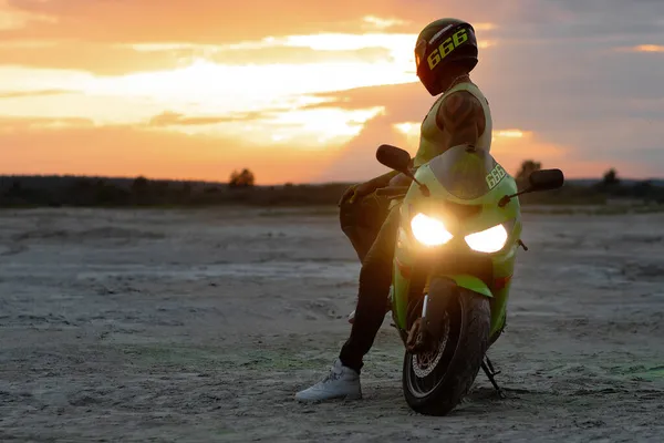 Side View Stylish Male Motorcyclist Helmet Standing Modern Motorbike Sandy — Stock Photo, Image