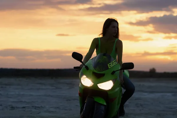 Anonymní Ženský Motocyklista Helmě Zelené Holi Prášek Sedí Motorce Ukazuje — Stock fotografie