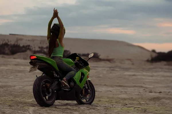 Anonymous Female Motorcyclist Helmet Green Holi Powder Sitting Motorbike Showing — Stock Photo, Image