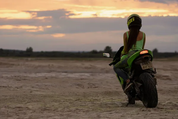 Anonymní Ženský Motocyklista Helmě Zelené Holi Prášek Sedí Motorce Ukazuje — Stock fotografie