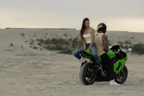 Cooles Junges Paar Sitzt Sommer Abends Auf Modernem Motorrad Sandstrand — Stockfoto