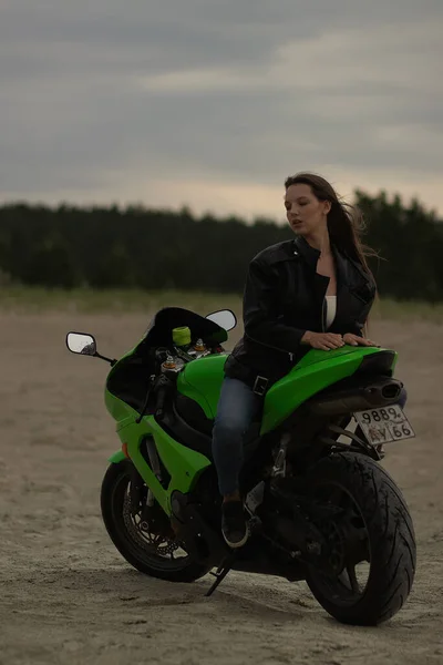 Anónimo Mujer Motociclista Casco Polvo Holi Verde Sentado Moto Mostrando — Foto de Stock