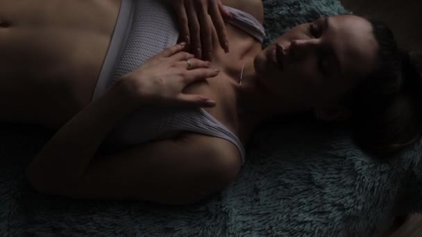 Csábító nő megható test otthon — Stock videók