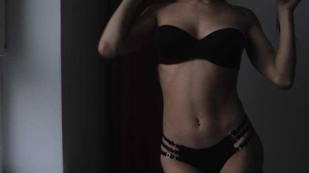 Vrouw in zwart lingerie tonen lichaam vormen — Stockvideo