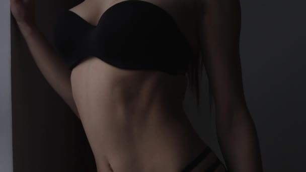 Frau in schwarzen Dessous zeigt Körperformen — Stockvideo