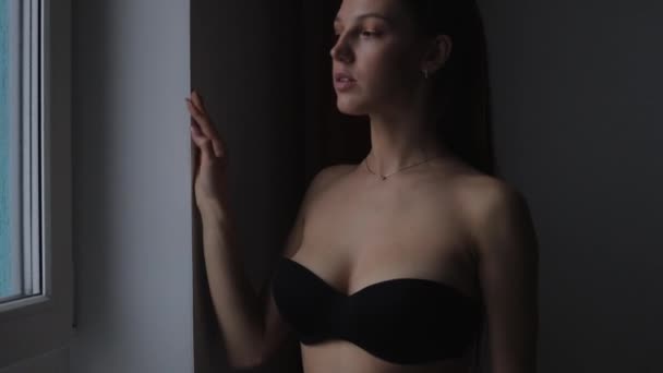 Kobieta w czarnej bieliźnie pokazuje kształty ciała — Wideo stockowe