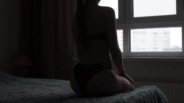 Frau in schwarzen Dessous zeigt Körperformen — Stockvideo