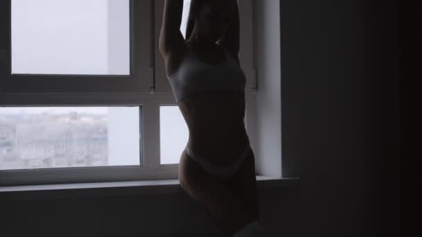 Vrouw in wit lingerie tonen lichaam vormen — Stockvideo