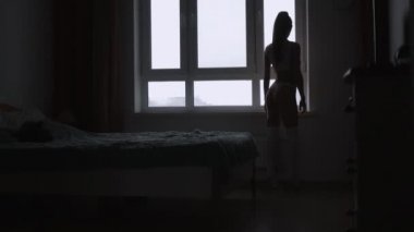 Beyaz iç çamaşırlı kadın vücut şekilleri gösteriyor.
