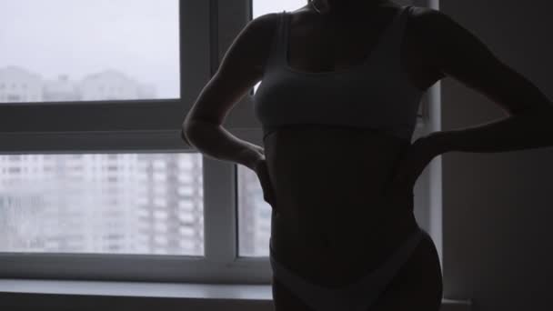 Vrouw in wit lingerie tonen lichaam vormen — Stockvideo