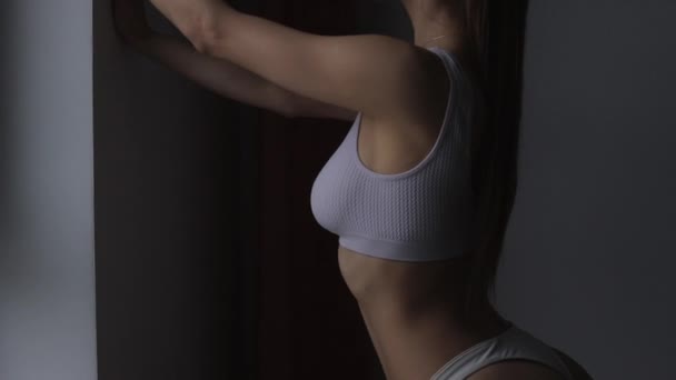 Kvinna i vita underkläder som visar kroppsformer — Stockvideo