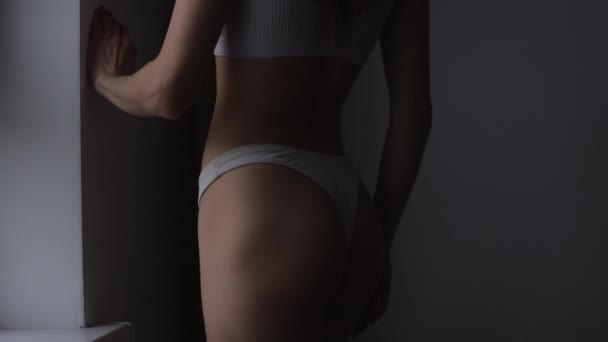Mulher em lingerie branca mostrando formas do corpo — Vídeo de Stock
