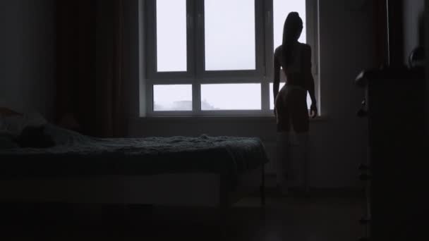 Mujer en lencería blanca mostrando formas corporales — Vídeos de Stock