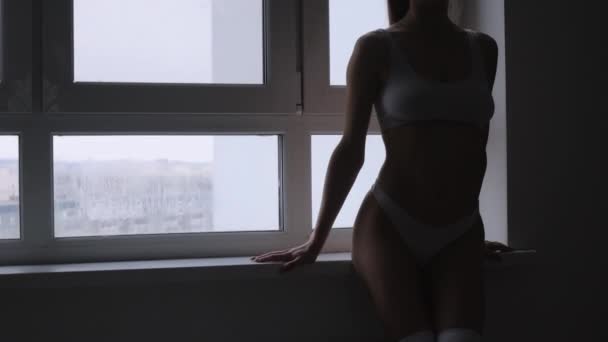 Kobieta w białej bieliźnie pokazuje kształty ciała — Wideo stockowe
