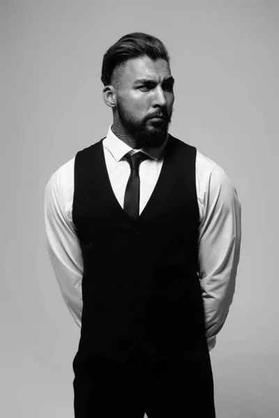 Bearded Hispanic Guy Dark Vest White Shirt Tie Looking Camera — Stock Photo, Image