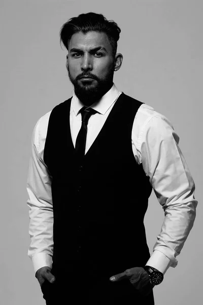 Homem Hispânico Barbudo Colete Escuro Camisa Branca Com Gravata Olhando — Fotografia de Stock