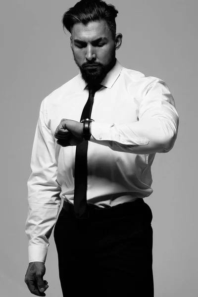 Одягнений Латиноамериканську Людину Темному Жилеті Білій Сорочці Краваткою Дивлячись Камеру — стокове фото