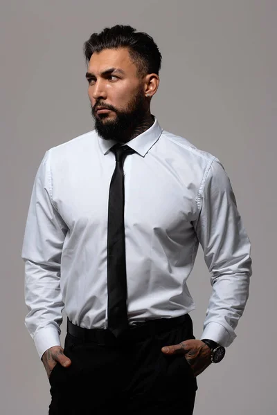 Barbă Tip Hispanic Vestă Neagră Cămașă Albă Cravată Uitându Camera — Fotografie, imagine de stoc