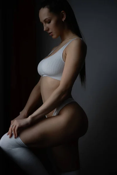 Sensual Slim Jovem Sexo Feminino Vestindo Lingerie Branca Revelando Curvas — Fotografia de Stock