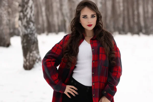 Encantadora Hembra Con Labios Rojos Camisa Cuadros Tocando Cabello Mientras — Foto de Stock