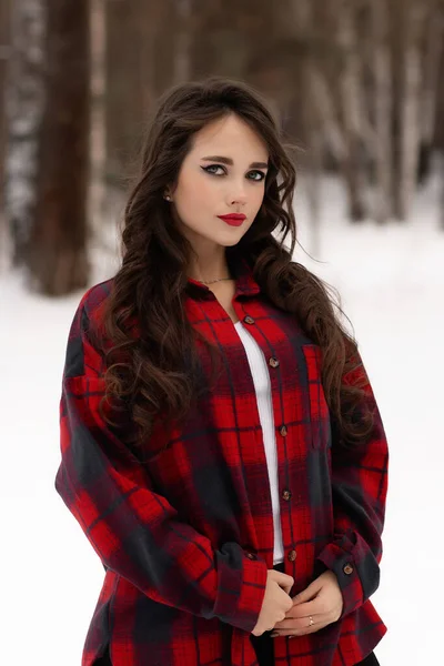 Encantadora Hembra Con Labios Rojos Camisa Cuadros Tocando Cabello Mientras —  Fotos de Stock